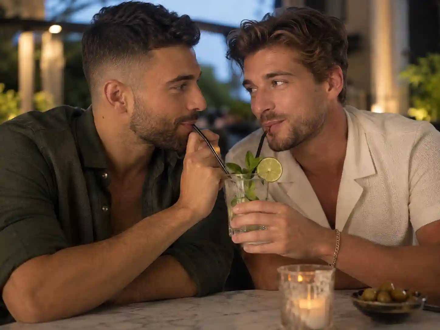 Deux hommes discutent lors d'une première rencontre gay